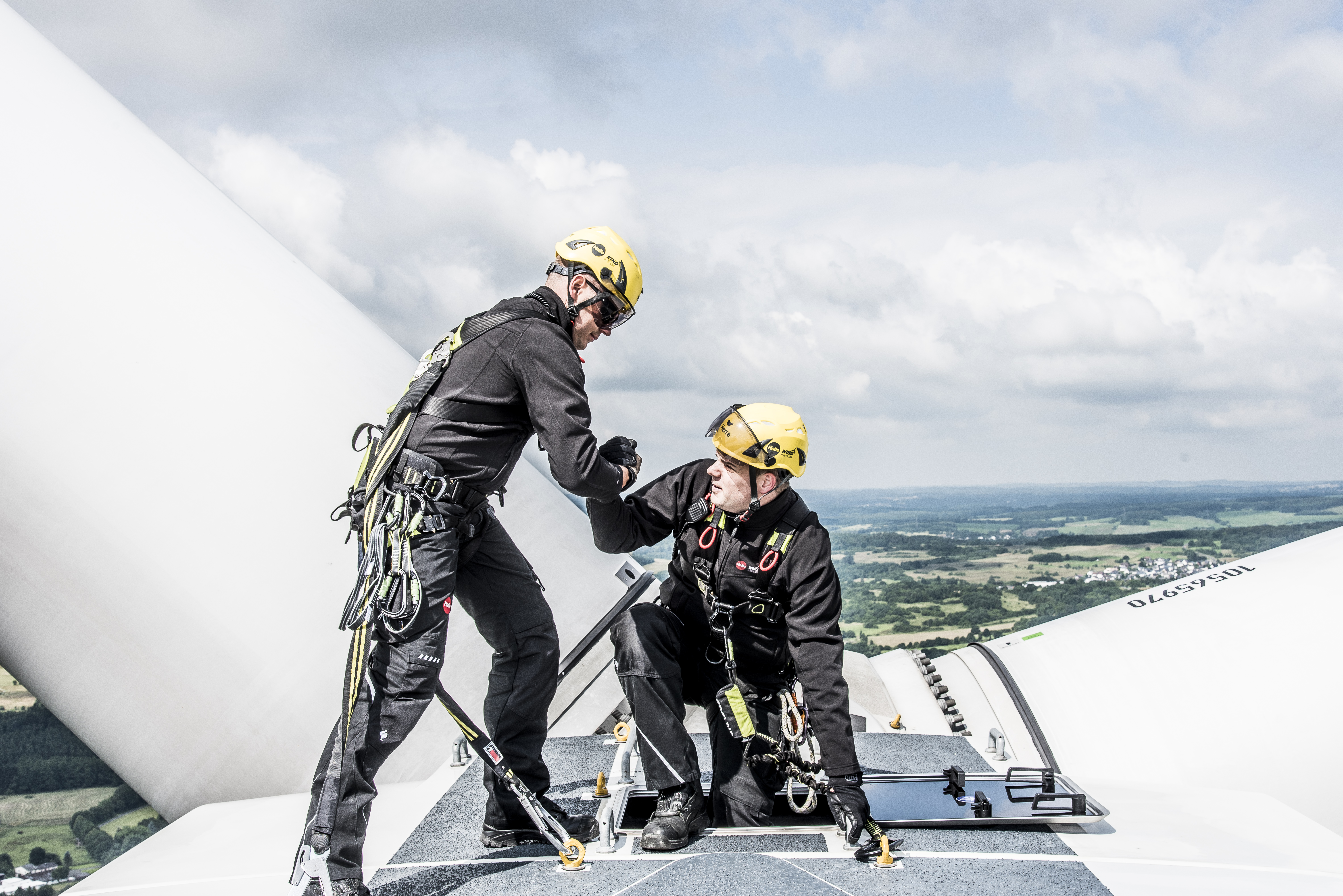 Service auf einer Windkraftanlage // service on a wind turbine // Serviço em uma turbina eólica