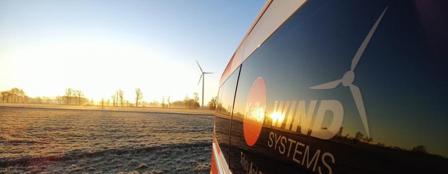 Sonnenaufgang im Windpark 